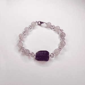 Pulsera de cuarzo rosado y piedra amatista central.